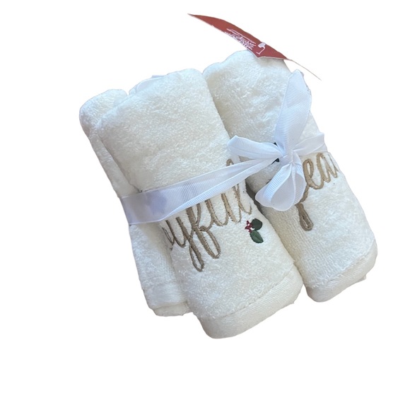 Bundle of holiday towels - Picture 2 of 9